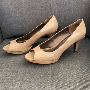 Bandolino Peep toe nude patent leather pumps!